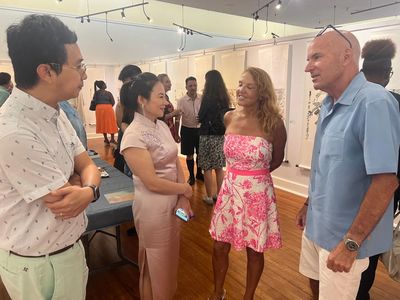 百慕大群島首個中國畫展亮相 翟優、樊蕾伉儷“家園”作品引國際關注